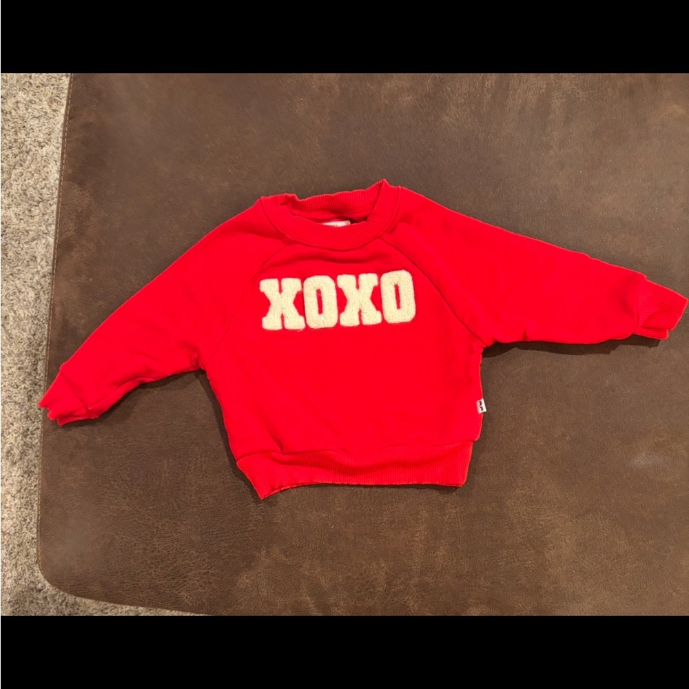 Little sleepies XOXO play sweatshirt. EUC. 6-12 Months.
